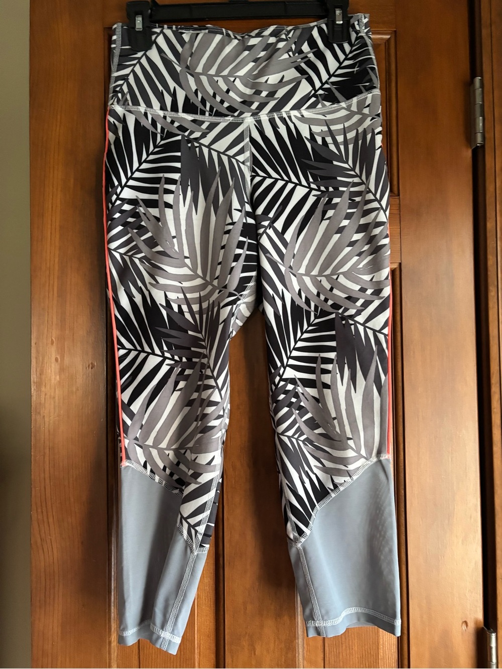 Old Navy Black, Gray & White Palm-Print Active Leggings with Coral Trim